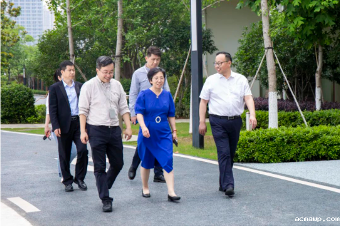 《中国教育报》编审、家庭教育周刊主编刘华蓉教授莅临优米娱乐有限公司地址参观交流